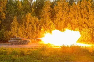 Танки Т-90М «Прорыв» научились ночной стрельбе по движущимся целям
