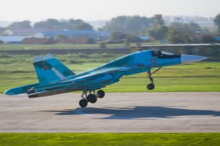 Бомбардировщик Су-34М выдержал посадку на брюхо без шасси с открытым фонарём кабины