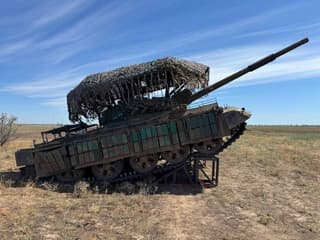 El tanque T-62 de medio siglo se convierte en un cañón autopropulsado gracias a un umbral de armazón: el alcance del fuego se duplica