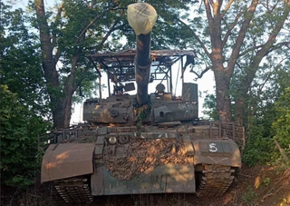 A través del polvo del tiempo: el tanque ruso T-62 fue el primero en el mundo en disparar desde una posición de cabrioleo