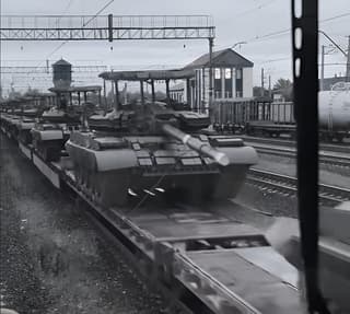 Enorme tren con tanques T-62M y T-62MV grabado en video: disparan nuevos proyectiles con polvo de aluminio
