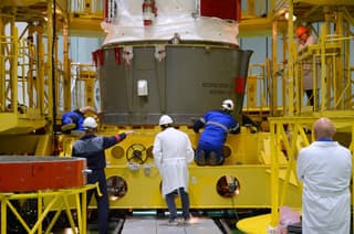 Космический грузовик «Прогресс МС-32» состыковали с переходным отсеком ракеты «Союз-2.1а»