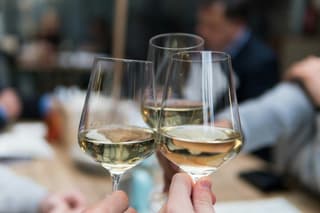 Proyecto piloto de venta online de bebidas energéticas y vino se lanza en Rusia