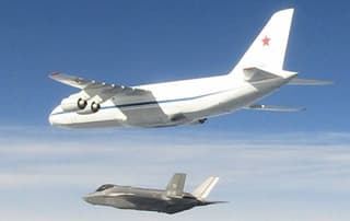 El elefante y el can: aparece una foto de un An-124 "Ruslán" ruso escoltado por un caza F-35A de la Fuerza Aérea Italiana