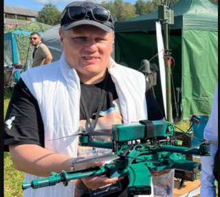 El director del Centro Científico y de Producción "Ushkúinik", Alekséi Chadáyev, mostró una foto de un fusil Kalashnikov volador