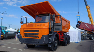 Nuevo camión minero "Tonar-7504" presentado en la exposición Eurasia Construction Technology 2025