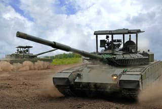 Los tanques T-90M "Proryv", T-80 y T-72B1 mejoraron su defensa con el ingenioso sistema "Erizo" contra drones de fibra óptica