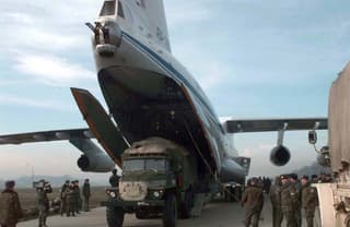 Carga de BMD-2 y equipo en paracaídas: paracaidistas rusos comienzan a preparar los aviones Il-96MD para el despegue