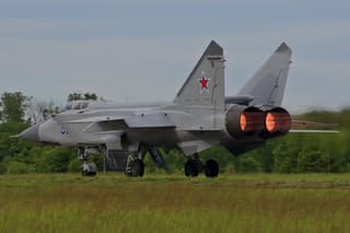 Самые быстрые в мире перехватчики МиГ-31 прикрыли «стратегов» Ту-160 над Баренцевым морем