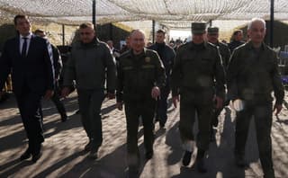Casco blindado y chaleco antibalas "Novator", municiones de merodeo "KUB-E", "KUB-2E", "KUB-10E": Putin inspeccionó los últimos desarrollos de "Kalashnikov" en el campo de pruebas de "Mulino"