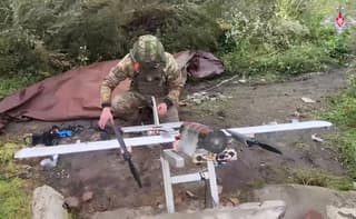 El dron tipo avión "Molniya" comenzó a utilizarse como "nodriza aérea" para entregar el dron FPV VT-40