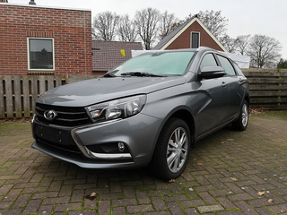 Lada Vesta отмечает юбилей: замена «Приоры» уже 10 лет сходит с конвейера  