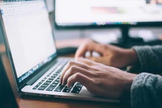 Estafadores telefónicos utilizan problemas sociales para engañar a los rusos en Donbás