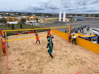 Una cancha de voleibol a bordo de un camión volquete de 450 toneladas: equipos rusos y bielorrusos jugaron en la caja de un BELAZ-75711