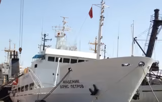 El buque científico "Akademik Boris Petrov" zarpó de Murmansk y partió en una expedición al Atlántico Norte