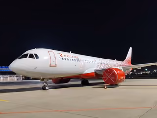 El primer avión nuevo MC-21 se mostró con los colores de la aerolínea "Rossiya"