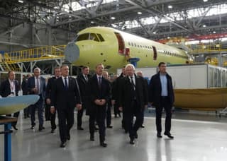 Comisión del Consejo de la Federación visita las plantas de producción del MC-21 y los cazas Su-30SM