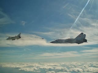 Rare aerial operation: MiG-31BM refueled from Su-24M using UPAZ-1