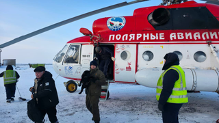 La tripulación de dos barcos atrapados en el hielo fue rescatada por un helicóptero Mi-8 de la aerolínea "Líneas Aéreas Polares"