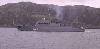 Носитель необитаемых подводных аппаратов новейший морской тральщик «Афанасий Иванников» обеспечил выход подлодки в Баренцево море