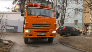 Из компактного двухосного КамАЗа сделали манёвренный мусоровоз для узких дворов