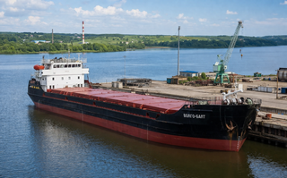 Posible fuga de combustible en el buque de carga ruso atacado en el mar de Azov
