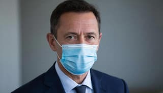Medicine of the Future: RAS Scientists Create Graphene Sensor on Mask That Detects Diseases by Breathing