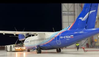La primera aeronave entró en el mayor hangar de aviacion mas alla de los Urales: el aeropuerto de Krasnoyarsk puso en marcha mantenimiento tecnico para todo el ano