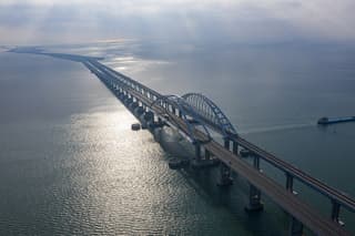 Проезд по Крымскому мосту закрыли для электромобилей и гибридов