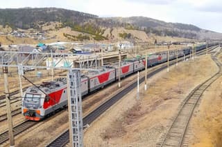Поезд-гигант на пределе: угольный состав на 8000 тонн отправился через горные перевалы в Забайкалье