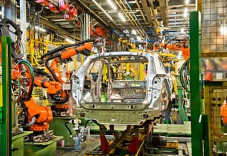 АвтоВАЗ проведёт 15 тысяч операций по модернизации конвейера во время майского простоя: бюджет превысил 530 млн рублей