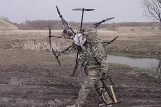 Los cartuchos especiales rusos perforan las placas de blindaje BR-5 en los pesados hexacópteros "Baba Yaga" - combatiente de las Fuerzas Armadas de Rusia