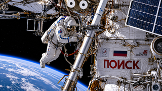6 часов в открытом космосе: российские космонавты собрали урожай полупроводников и нацелили терагерцевый телескоп на Солнце
