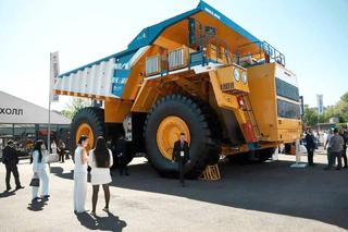 Un monstruo de 2335 caballos de fuerza: BelAZ presenta el primer camión volquete de metano de 220 toneladas del mundo