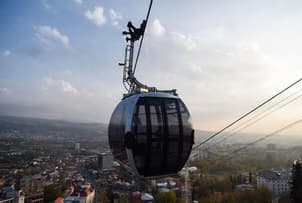 В Бакуриани открылся первый панорамный фуникуляр