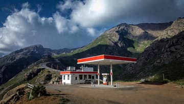 Правительство Грузии закупает топливо в феврале по сниженным ценам