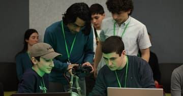 Подростков учат управлять дронами бесплатно: ArmDrone запускает FPV-курсы при поддержке Ucom