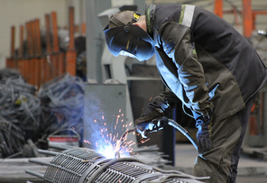 Hayastani ekonomikan daragacav, bayc pahpanec ajy. henc himnakan der khaghacin ardyunaberutyuny yev shinarrutyuny