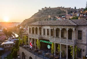 Starbucks в Грузии: кофейный гигант готовится к запуску в Axis Towers