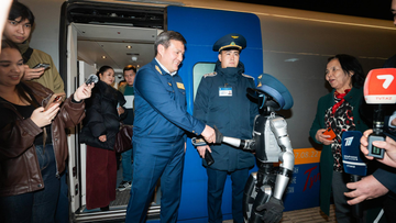 Робота-проводника Сапара задействовали для помощи пассажирам с подключением к спутниковому интернету