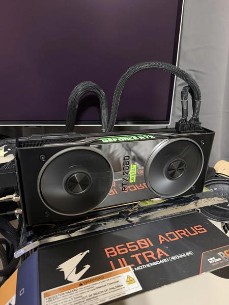 «Убийца Titan» впервые показали вживую: GeForce RTX 2080 Ti Super должна была стать флагманом Nvidia, но не стала Инженерный образец GeForce RTX 2080 Ti Super на eBay