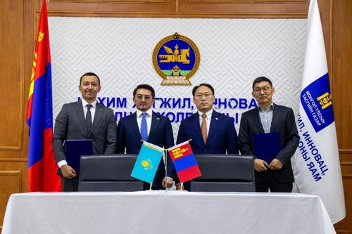 Глава Минцифры Казахстана Жаслан Мадиев с монгольскими коллегами