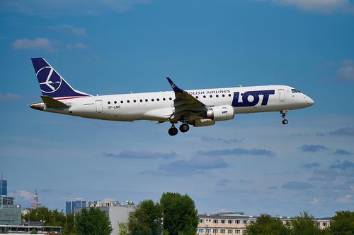 Самолет Embraer E-190