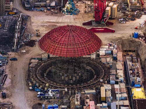 Installation of the inner containment dome of the reactor