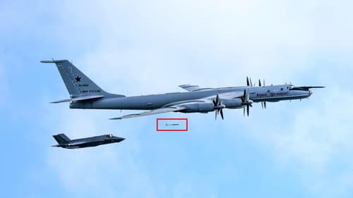 Ту-142МК сбрасывает противолодочный буй
