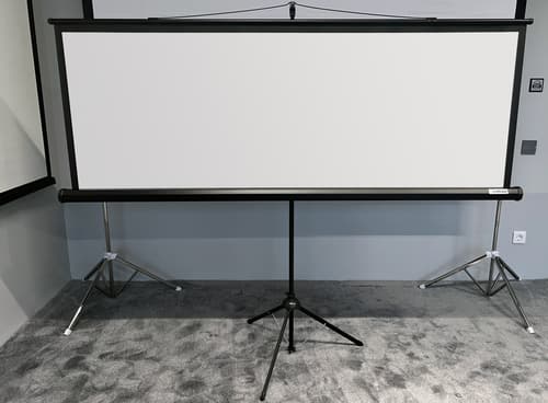 У сворачиваемых экранов серии Lumien Eco View с креплением на раскладной треноге тубус играет роль отвеса, натягивающего полотно