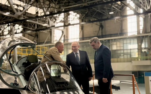 Модернизированный боевой Як-130М показали Путину