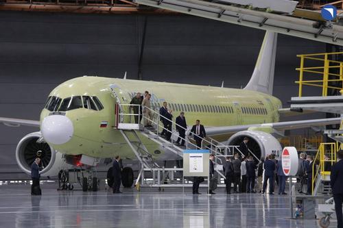 Vladimir Putin inspecciona el avión MC-21 en la planta de aviación de Irkutsk