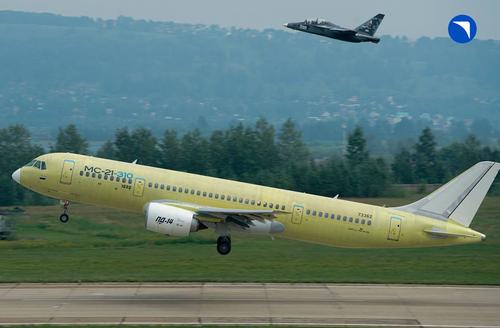 МС-21-310 на взлёте в сопровождении нового Як-130М