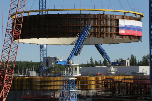 Instalación de la carcasa protectora interna del edificio del reactor de LAES-2